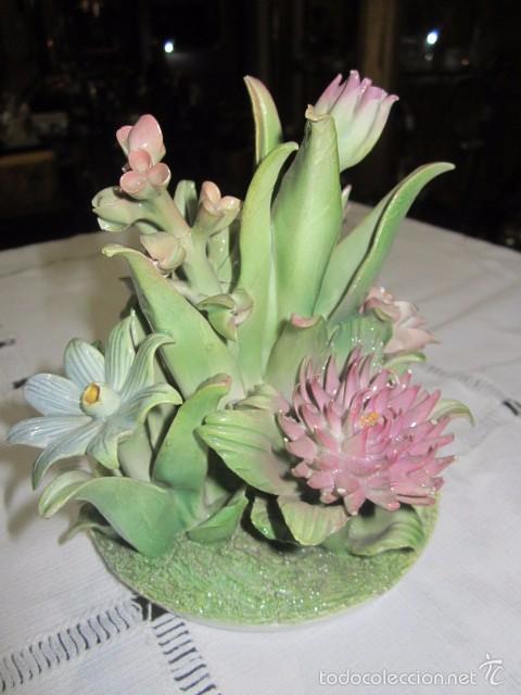 Vintage: Antiguo conjunto flores de porcelana, con toques. 13 cms. altura. x 11 cms. di&aacute;metro.