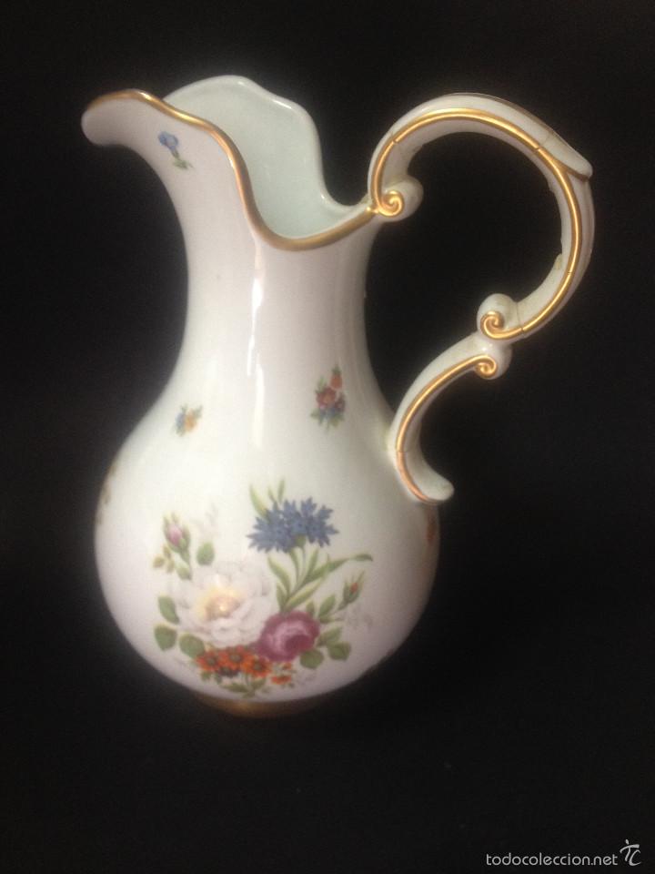 Vintage: JARRON DECORADO DE PORCELANA. 26 cm de altura