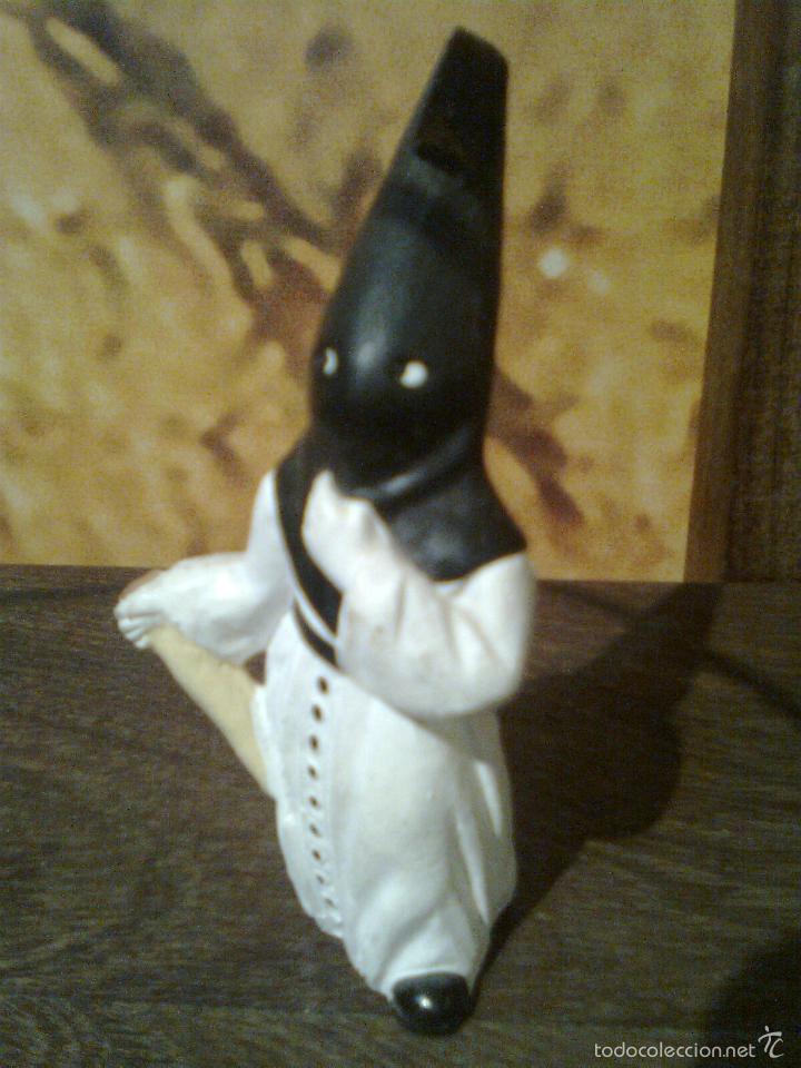 Vintage: Simp&aacute;tica figurilla en cer&aacute;mica... nazareno o Ku kus klan.. 8,50 cms altura..