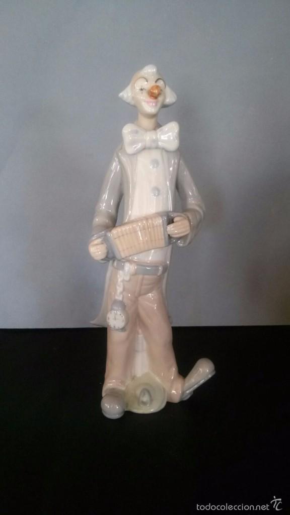 Vintage: Payaso de porcelana tocando acorde&oacute;n
