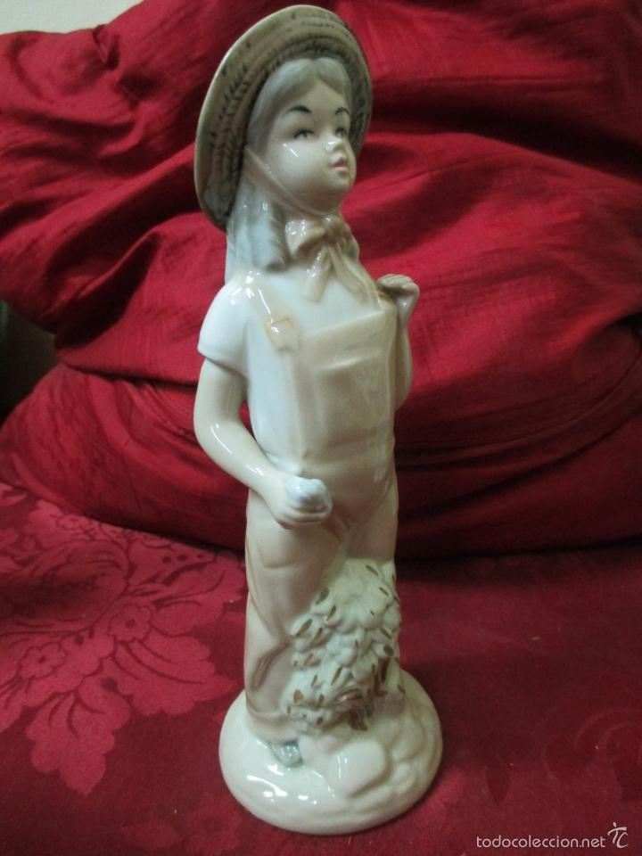 Vintage: FIGURA PORCELANA SANBO. NI&Ntilde;A JARDINERA. 22 CM.