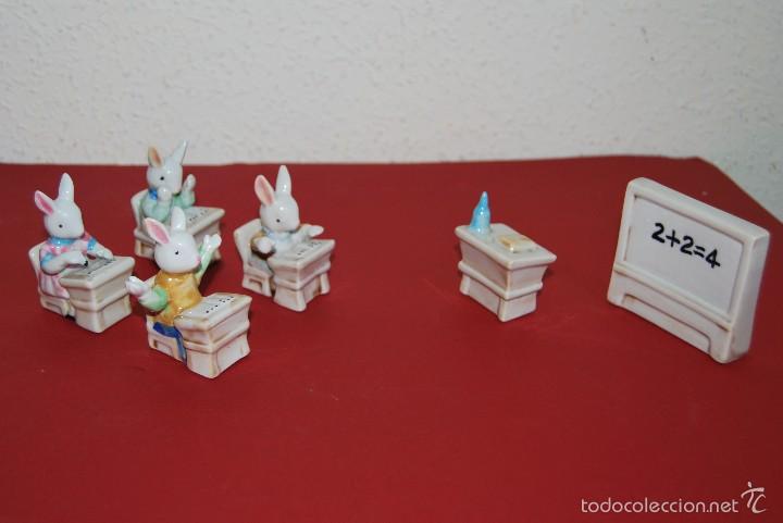 Vintage: ESCUELA DE CONEJOS - COLEGIO - FIGURAS DE PORCELANA - PIZARRA, MESA DE PROFESOR Y ALUMNOS EN PUPITRE