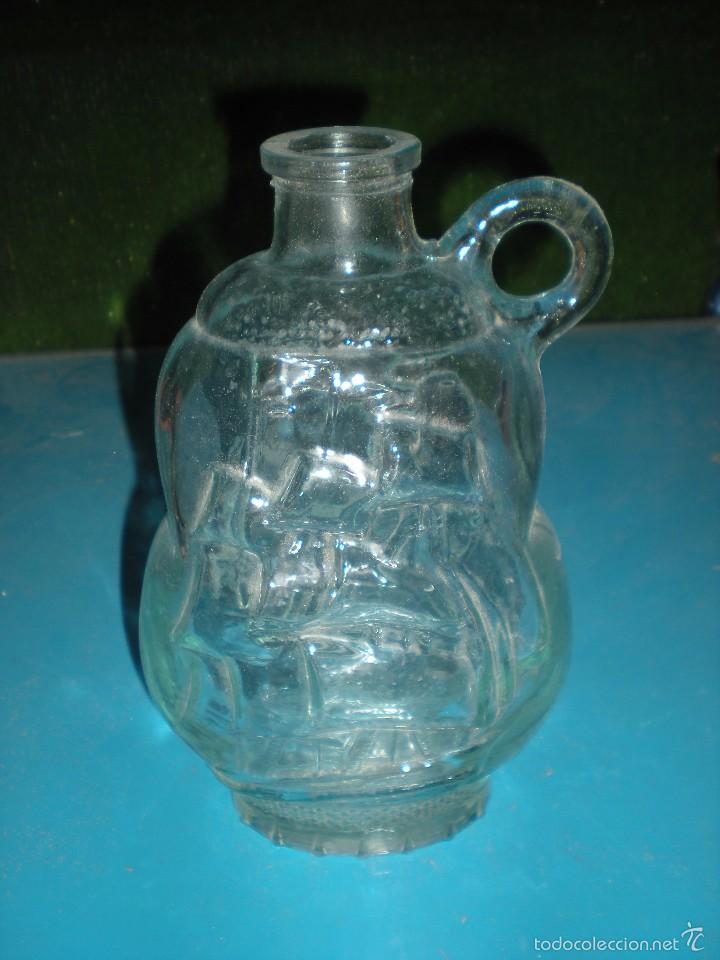 Vintage: Botella de vidrio con relieve de un velero