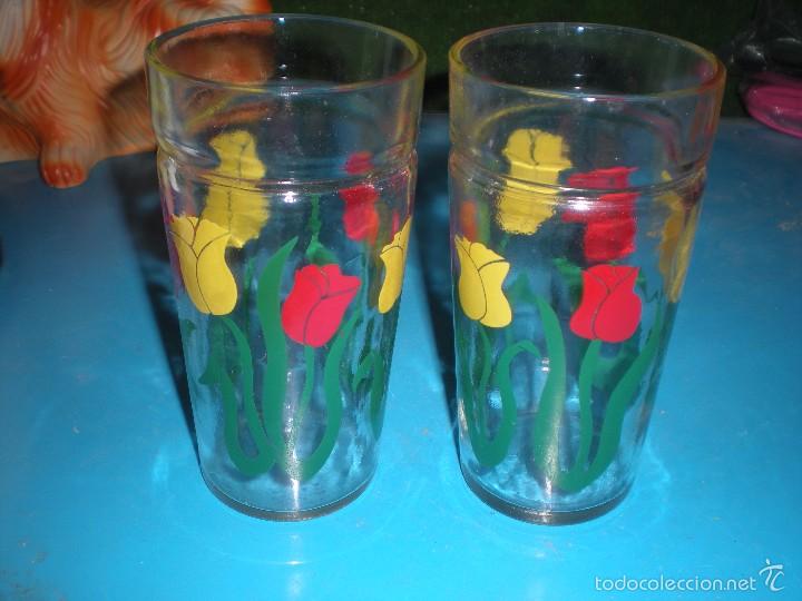 Vintage: Par de vasos de cristal decorados con flores. di&aacute;metro 7.5cm y altura 15cm