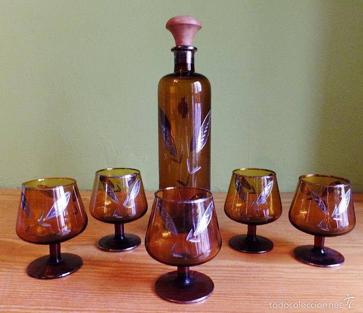 Vintage: Juego de licor marca Pelat color ambar con grabado hojas plata, 6 pzas