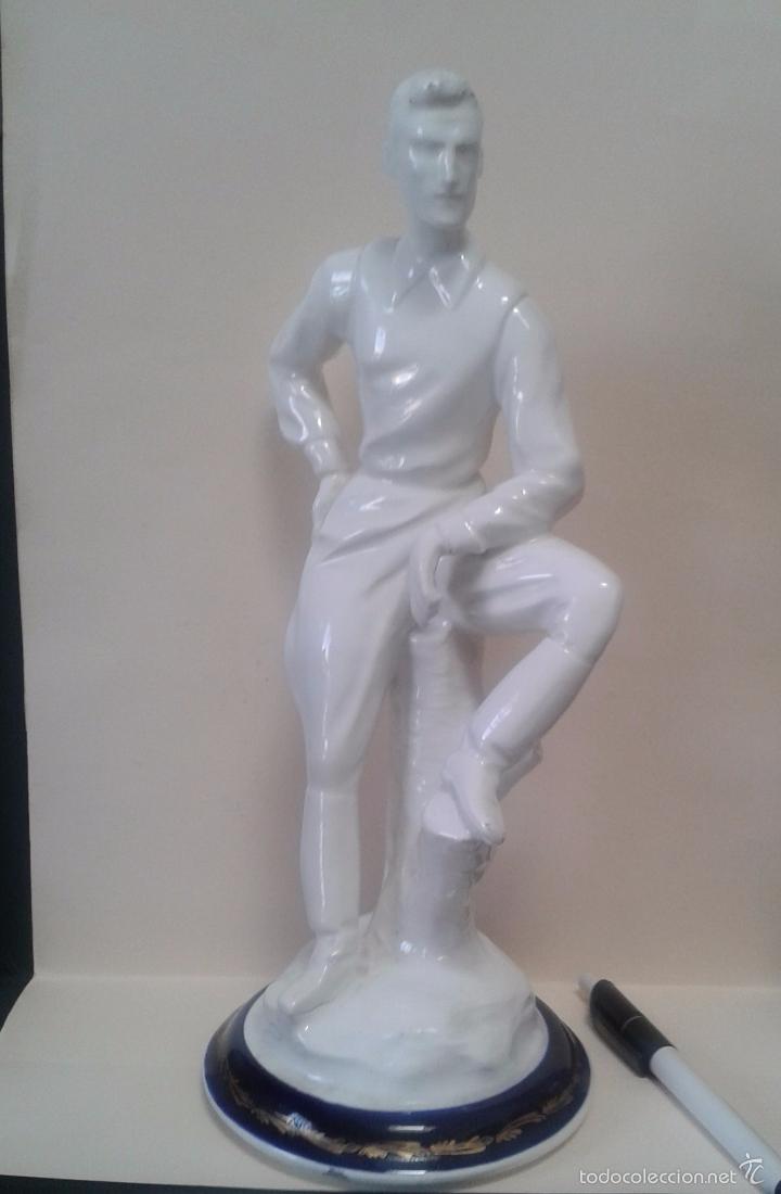 Vintage: Figura de Sr. Sentado en porcelana blanca. A&ntilde;os 40.