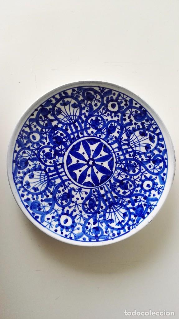 Vintage: plato de cer&aacute;mica con motivos geom&eacute;tricos, pintado a mano, sello en reverso. A&ntilde;os 70