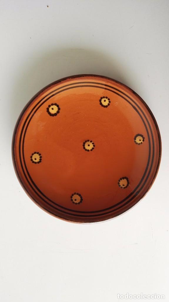 Vintage: plato de cer&aacute;mica popular, pintados a mano. A&ntilde;os 70