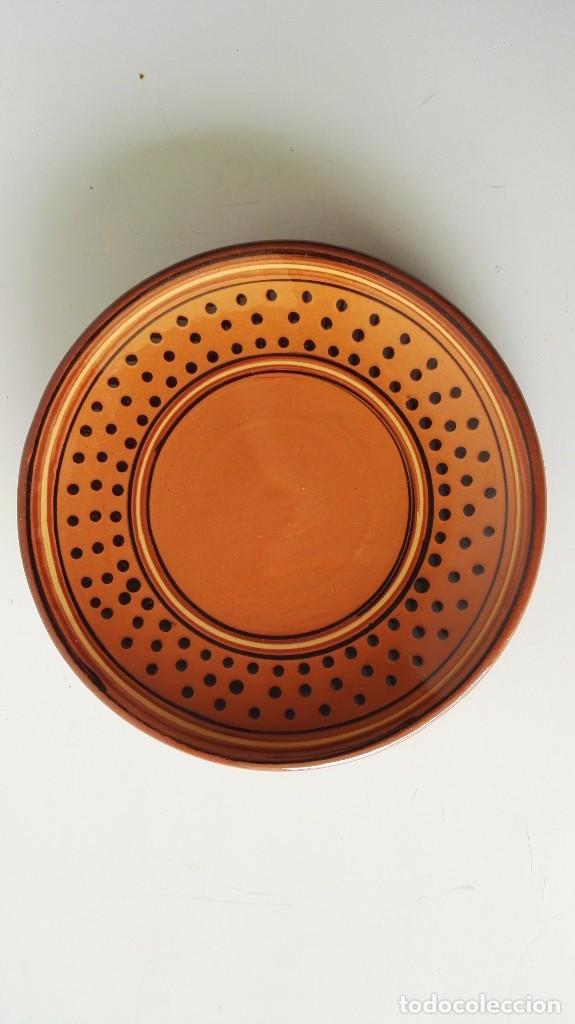 Vintage: plato de cer&aacute;mica popular, pintados a mano. A&ntilde;os 70
