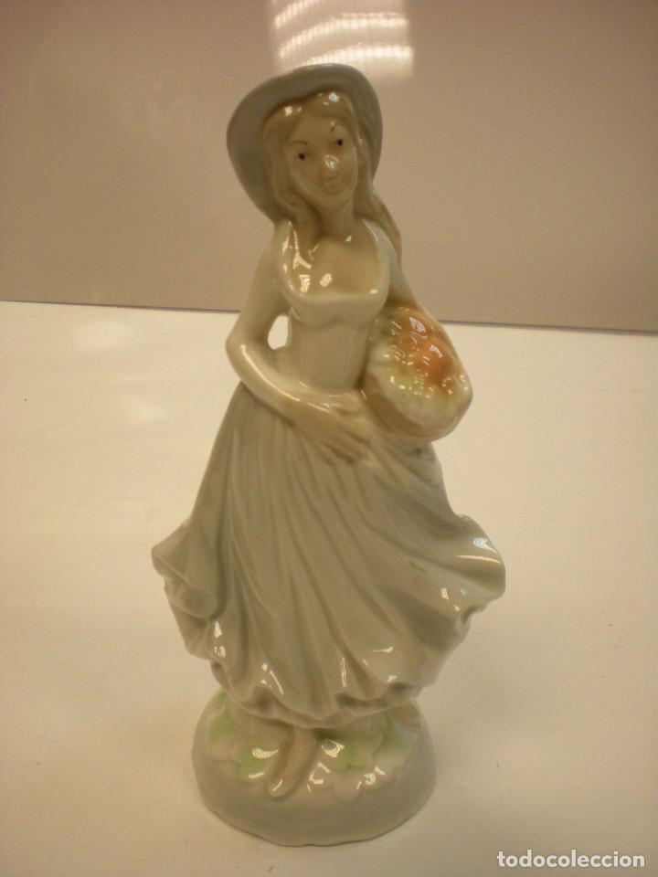 Vintage: porcelana de sra con cesto 7x7x21cm