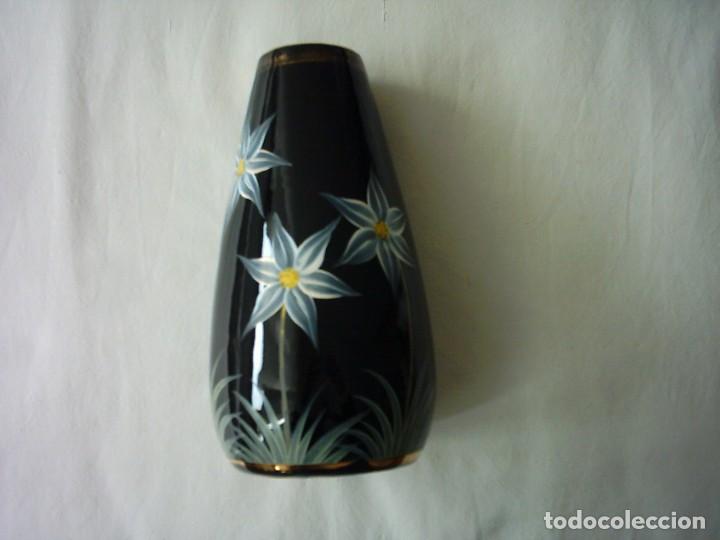 Vintage: JARR&Oacute;N DE CER&Aacute;MICA PINTADO A MANO. 21 Cm. sin marcas. A&Ntilde;OS 60.