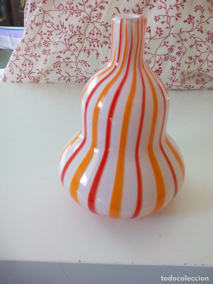 Vintage: Botella o jarr&oacute;n con forma de pera, de cristal de murano o similar. Florero