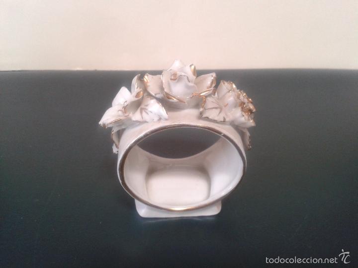 Vintage: Servilletero Hispania. Flores con filete en oro, en porcelana.
