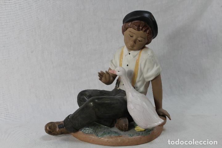Vintage: ni&ntilde;o con pato, figura ceramica nadal