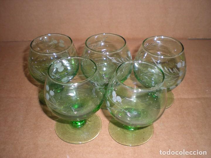 Vintage: 5 copitas verdes de cristal decoradas con flores