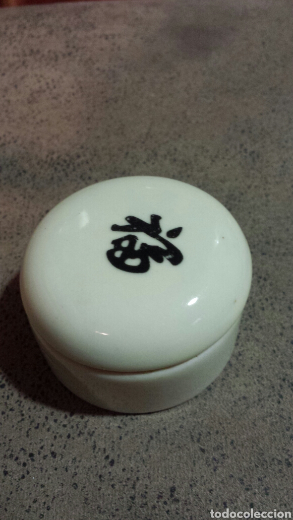 Vintage: Caja  cajita joyero pastillero porcelana antigua. Inscripci&oacute;n japonesa.  55 mm di&agrave;metro