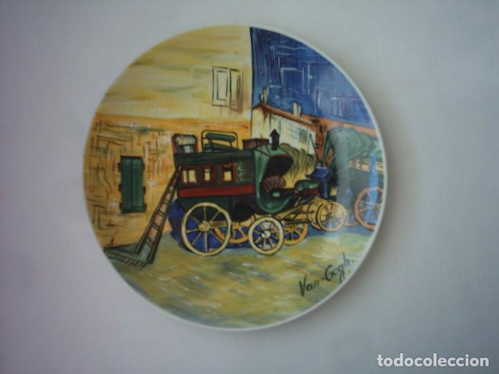Vintage: PLATO DE PORCELANA PINTADO A MANO. ESTACI&Oacute;N DE CARRUAJES DE TARASC&Oacute;N, DE VAN GOGH. 25 Cm.