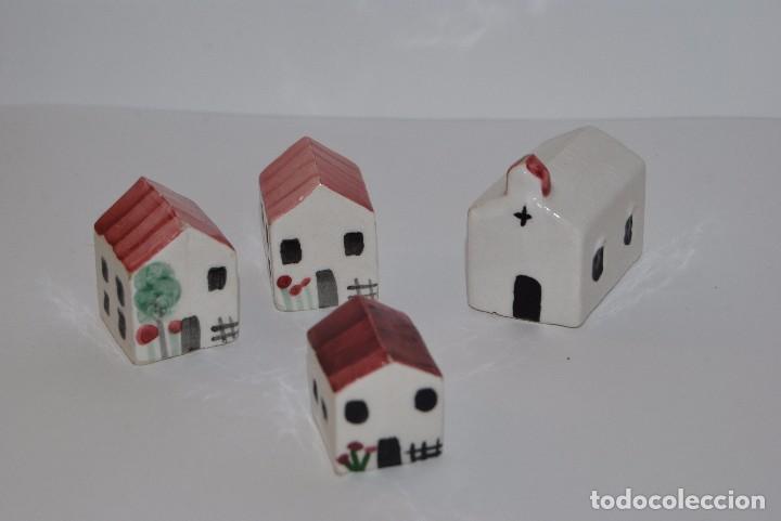 Vintage: PEQUE&Ntilde;AS CASAS DE PORCELANA E IGLESIA - PINTADAS A MANO