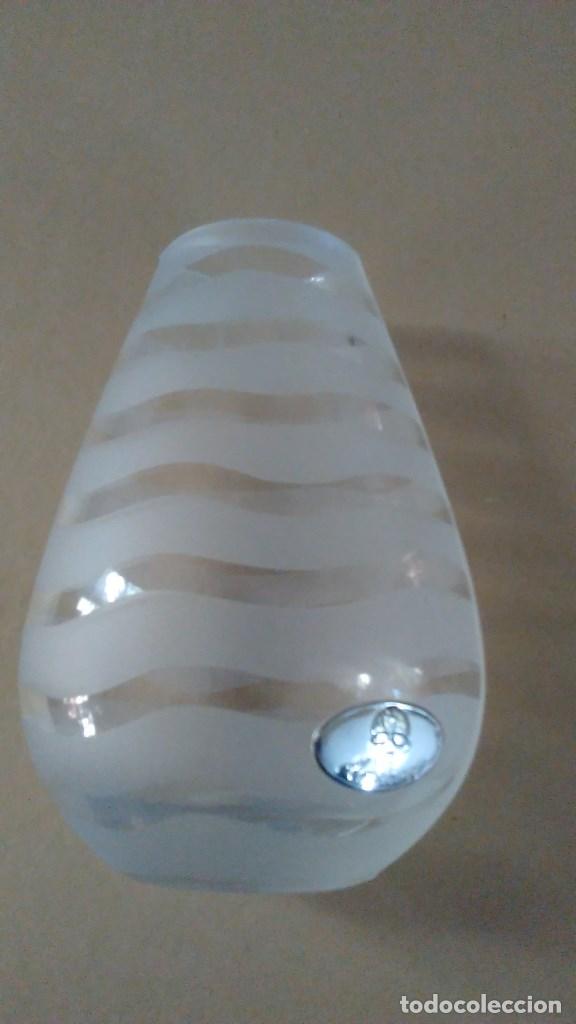 Vintage: Florero de cristal italiano con adorno de plata