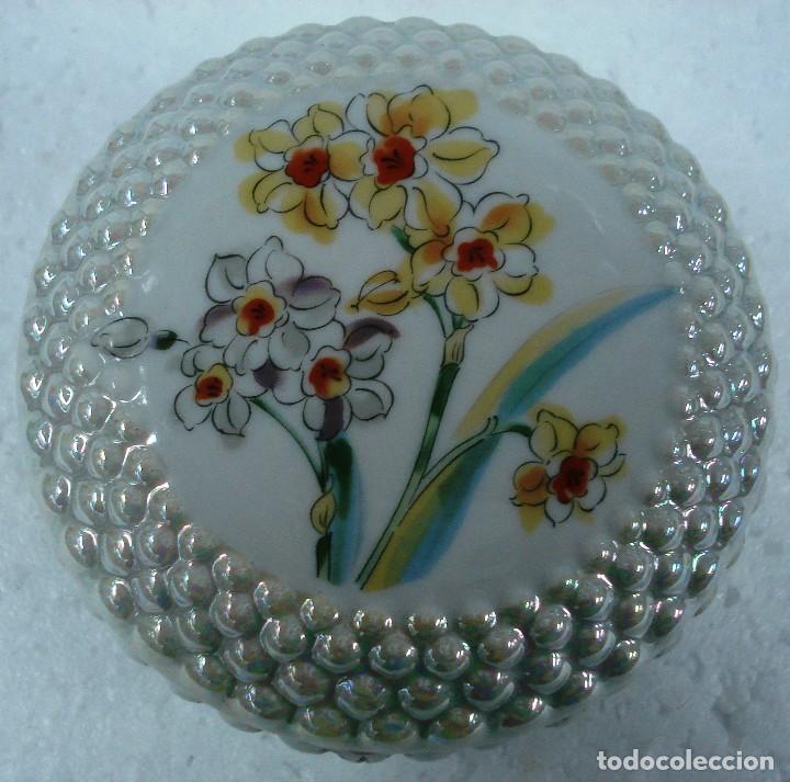 Vintage: CAJA REDONDA DE PORCELANA IMITACI&Oacute;N NACAR CON VISOS MULTICOLOR Y FLORES . A&Ntilde;OS 70. NUEVO