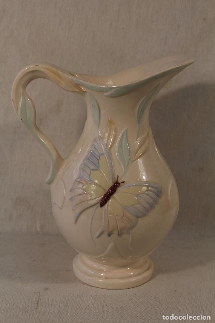 Vintage: jarra de ceramica con mariposa para lavabo