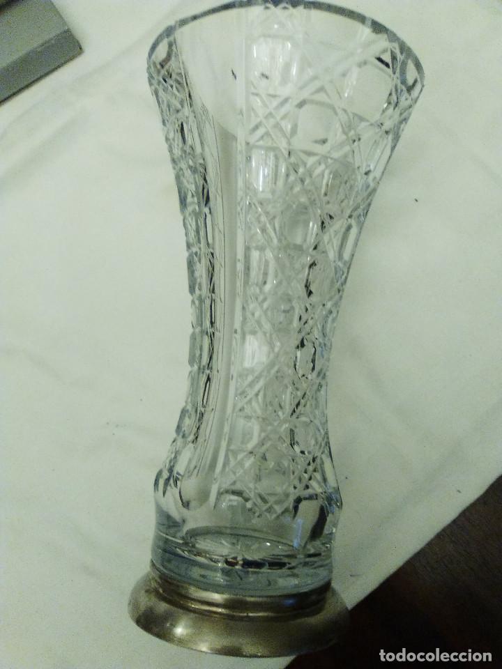 Vintage: JARR&Oacute;N DE CRISTAL TALLADO Y BASE DE PLATA CON CONTRASTE
