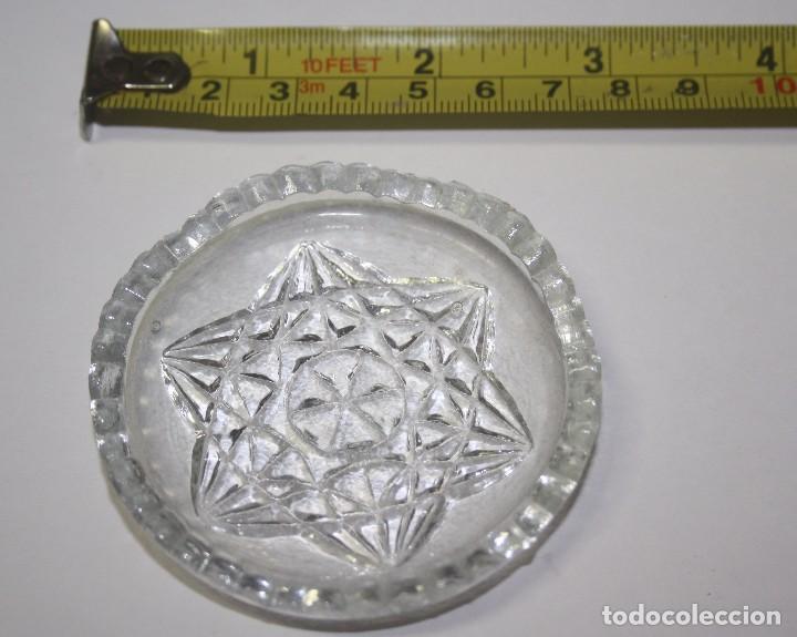Vintage: Peque&ntilde;o plato de cristal prensado.Di&aacute;metro 6,5 cm