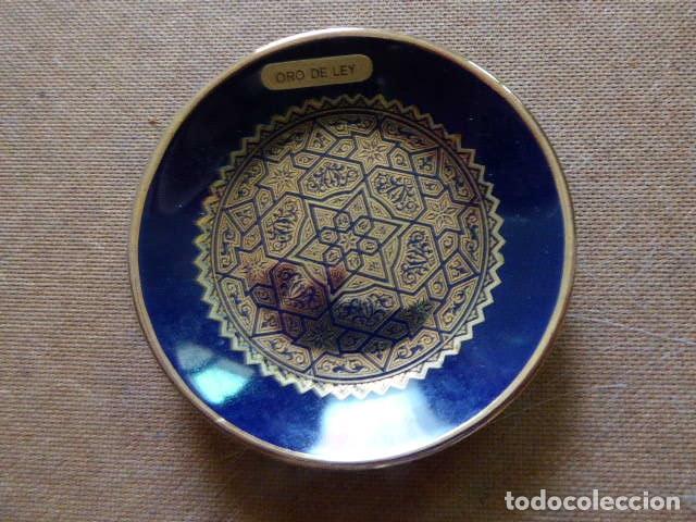 Vintage: PEQUE&Ntilde;O PLATO DECORADO EN ORO DE LEY. PORCELANAS ORO Y DECORACION S.A. 10 CM DIAM.