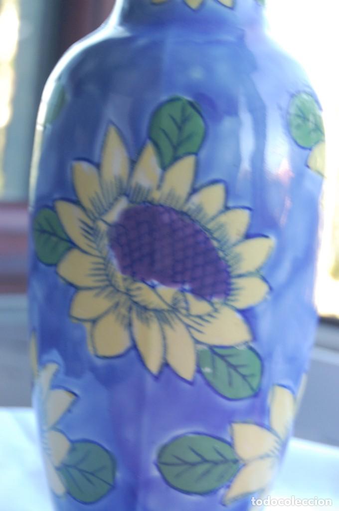 Vintage: Jarr&oacute;n de porcelana con motivos de girasoles. Altura 25 cm. y 11 de di&aacute;metro.