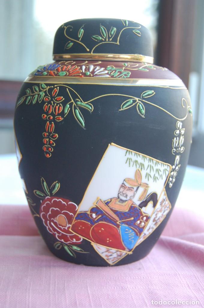 Vintage: Tarro con tapadera de porcelana japonesa.17 cm. de altura y 14 de di&aacute;metro