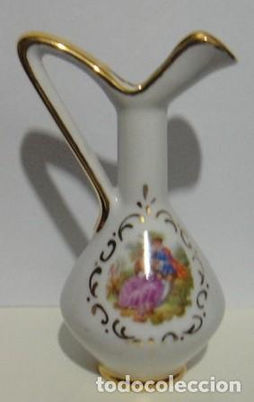 Vintage: Peque&ntilde;a jarrita porcelana. Dorados. Escena rom&aacute;ntica.