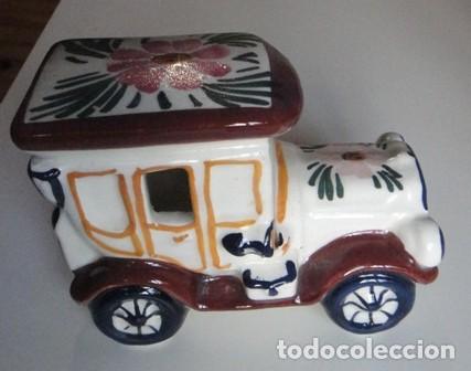 Vintage: Veh&iacute;culo decorativo en porcelana.