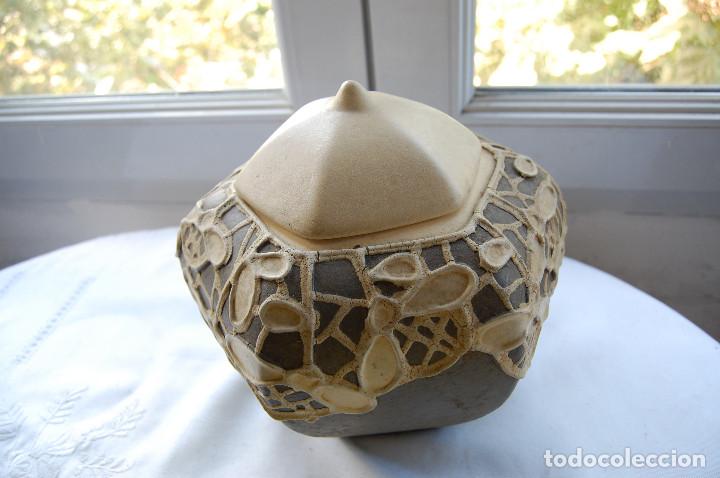 Vintage: Jarr&oacute;n con tapa ceramica con relive. Medidas 21x21 cm. y 21cm de altura.