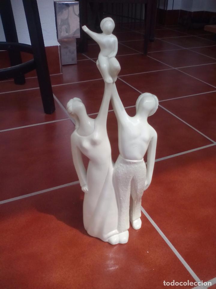 Vintage: Figura creo que de porcelana, pareja alzando un ni&ntilde;o de Artamic s.a.