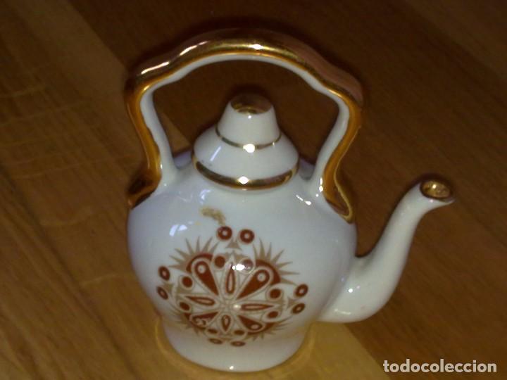 miniatura cafetera tetera de porcelana blanca y - Comprar Porcelana y  cerámica vintage en todocoleccion - 98719595