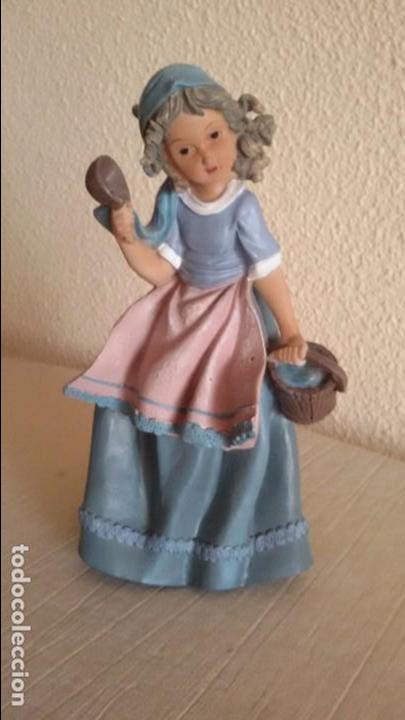 Vintage: Figura de ni&ntilde;a en escayola o yeso. Mide 23 x12 cm aprox.