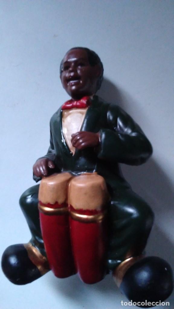 Vintage: Figura de hombre de color tocando el bong&oacute;