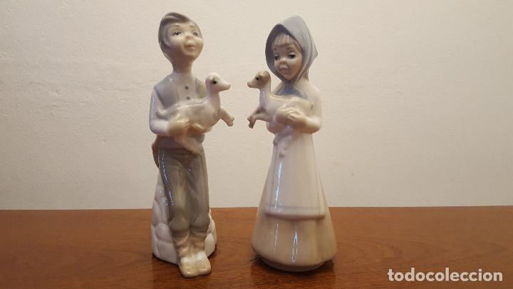 Vintage: Figuras antiguas de porcelana Tengra, pareja de ni&ntilde;os, con ovejitas. Marca Tengra