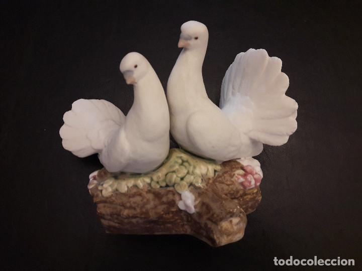 Vintage: Preciosa figura antigua de palomas en porcelana biscuit. Porcelana art&iacute;stica Levantina.