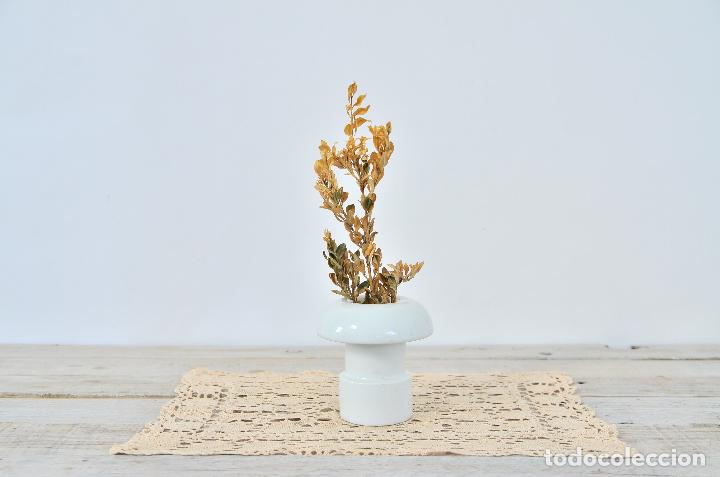 Vintage: CURIOSA JICARA DE PORCELANA BLANCA EN FORMA DE DONUT - AISLADOR CERAMICO FLORERO VINTAGE