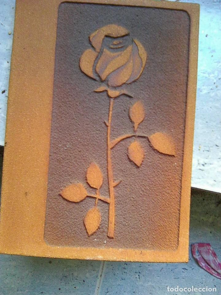 Vintage: Primoroso baldosin en cer&aacute;mica . Rosa en bajorelieve - 22 por 15,50 - artesania catalu&ntilde;a 2006 -