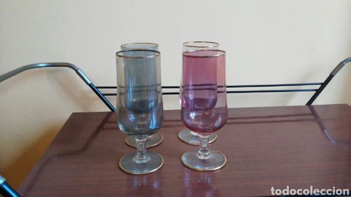 Vintage: Juego de cuatro copas de agua de vidrio de color y remates dorados