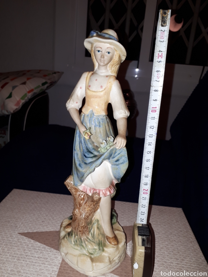 Vintage: Bonita figura mujer recogiendo flores PAL porcelana art&iacute;stica levantina