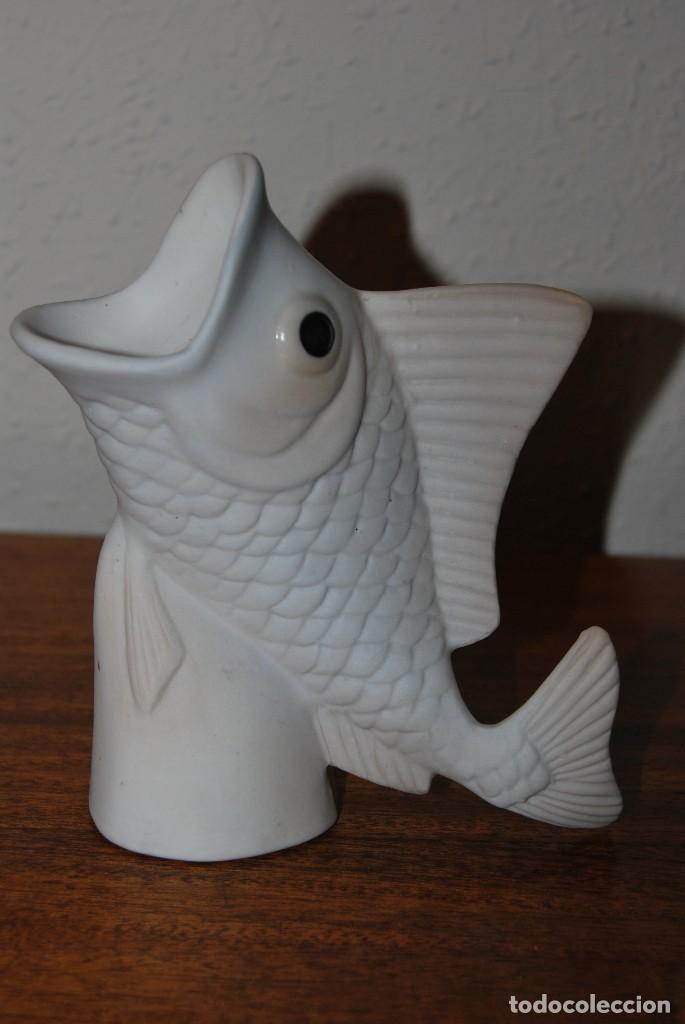 Vintage: FIGURA DE PORCELANA - PEZ - PARA HUESOS DE ACEITUNA - PALILLERO