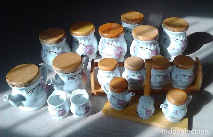 Vintage: BONITO JUEGO DE COCINA VINTAGE SIN ESTRENAR - 17 PIEZAS - PORCELANA Y MADERA - DOS SOPORTES