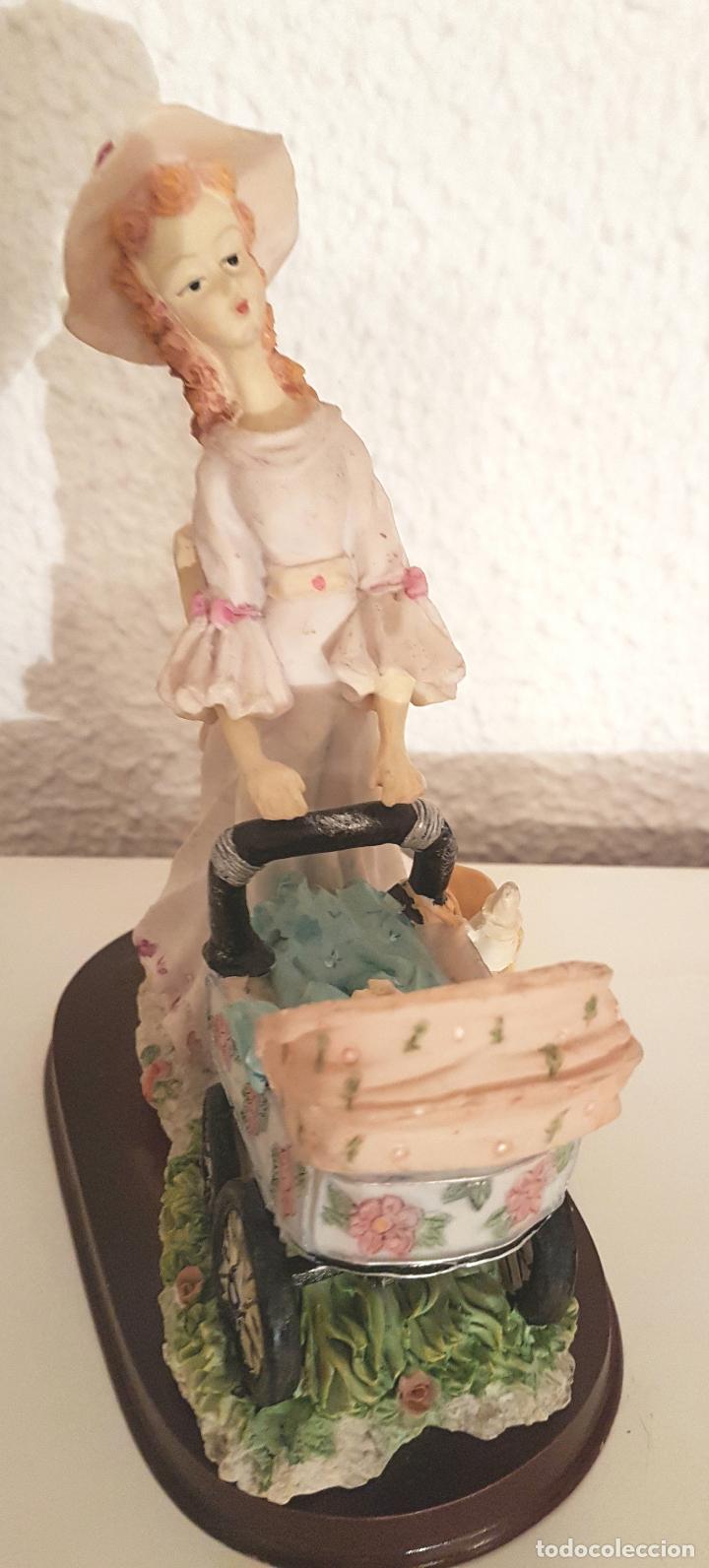 Vintage: FIGURA SE&Ntilde;ORA ANTIGUA CON CARRITO Y BEB&Eacute;. EN PEANA DE MADERA. BUEN ESTADO.