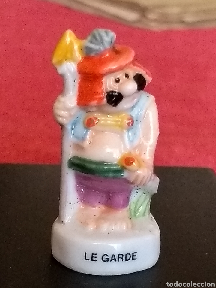 Vintage: **PEQUE&Ntilde;A FIGURITA DE PORCELANA, ---LE GARDE--- ( 3 CM)**