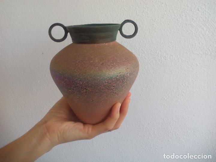 Vintage: &Aacute;NFORA, vasija DE CER&Aacute;MICA  CON EL CUELLO Y ASAS DE BRONCE.