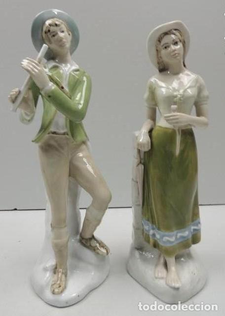 Vintage: Pareja de figuras en porcelana de la firma TITO VALENCIA. Gran tama&ntilde;o 39 cm de alto.