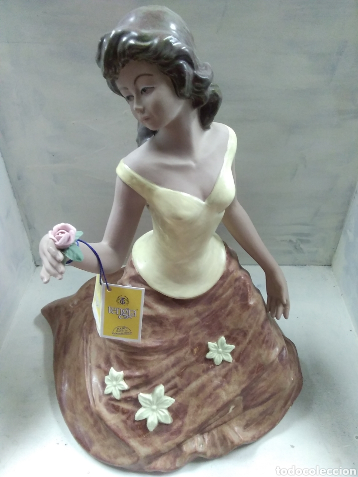 Vintage: Porcelana, con peana, marca TENGA 31 CM DE LARGO, DI&Aacute;METRO PEANA 26 CM